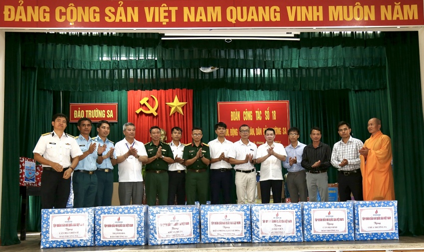 Tập đoàn Dầu khí Việt Nam thăm, động viên cán bộ chiến sĩ, người dân tại huyện đảo Trường Sa và Nhà giàn DK1/9 – Ba Kè